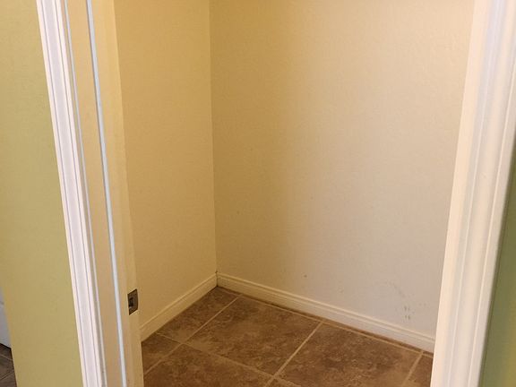 Walk in closet entrance