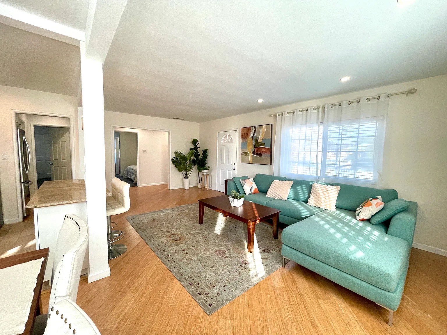 3 bed, 1500 sqft, $3,899 — Photo 2