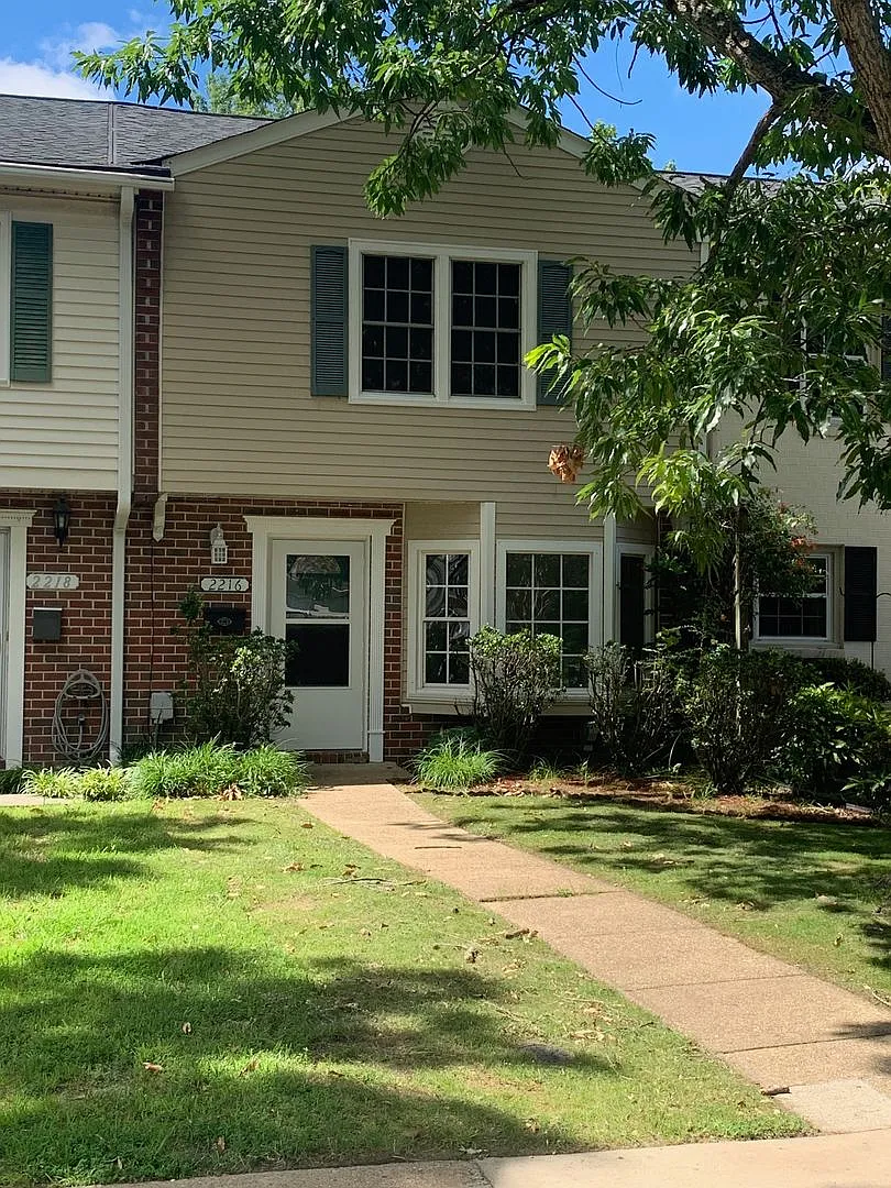 Beautifully Renovated Townehome In Washington Square! — Photo 1