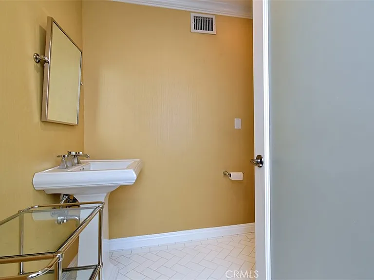15344 Greenleaf St — Photo 25