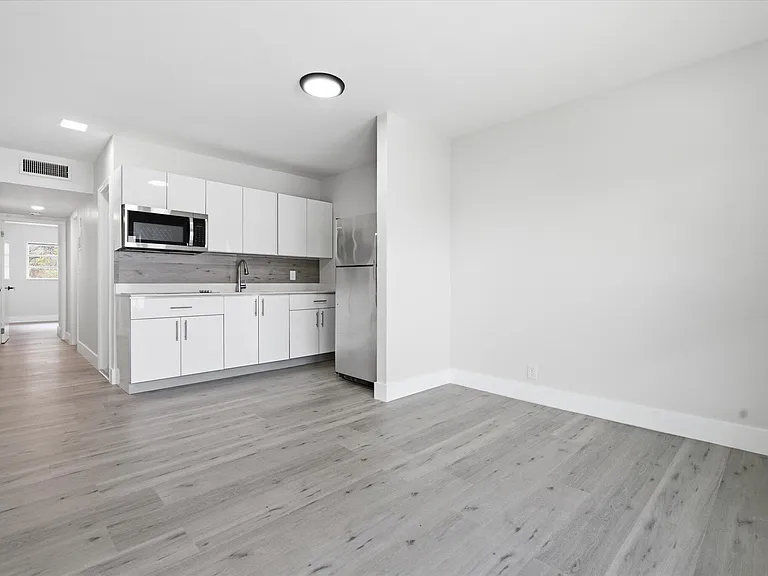 1638 Plunkett St #11 — Photo 3