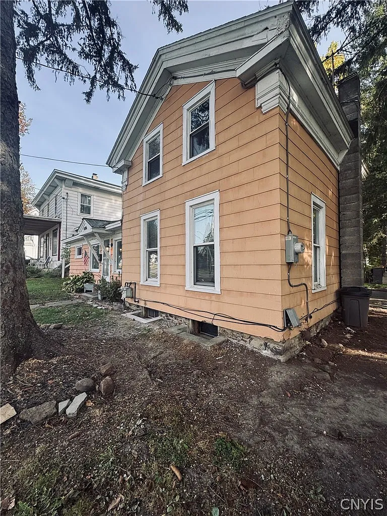 3 bed, 1.0 bath, 1406 sqft, $2,000 — Photo 3