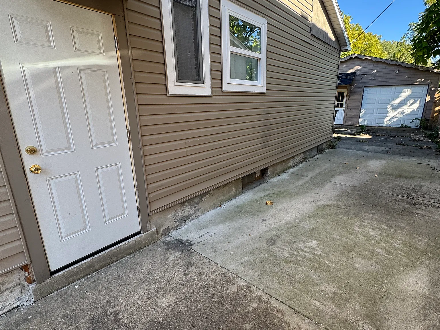 4 bed, 1328 sqft, $2,000 — Photo 1