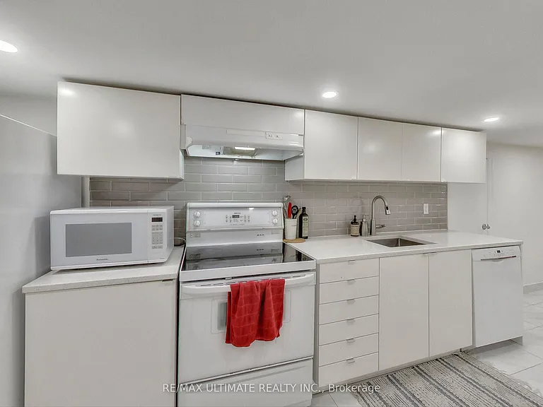 1652 Dufferin St #B — Photo 6