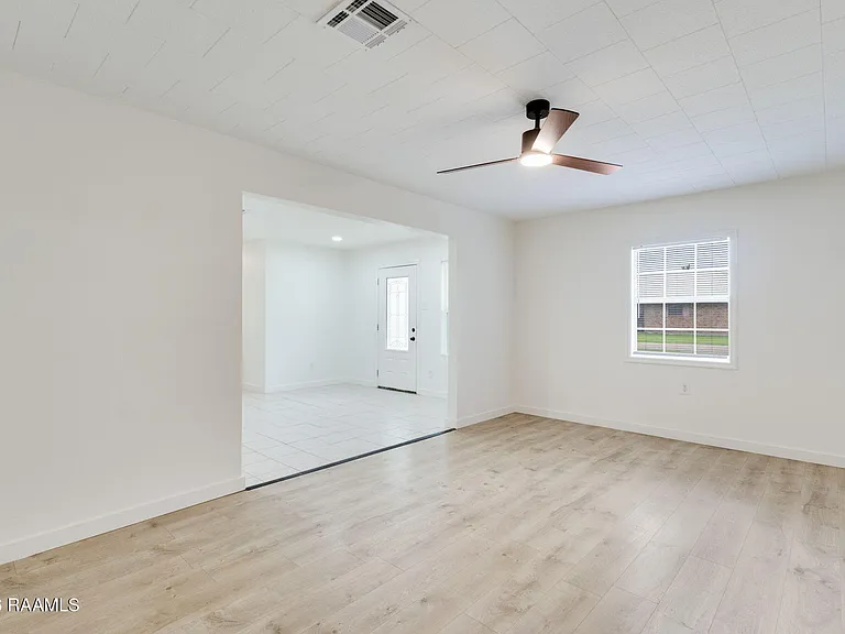 304 W Broussard St — Photo 9