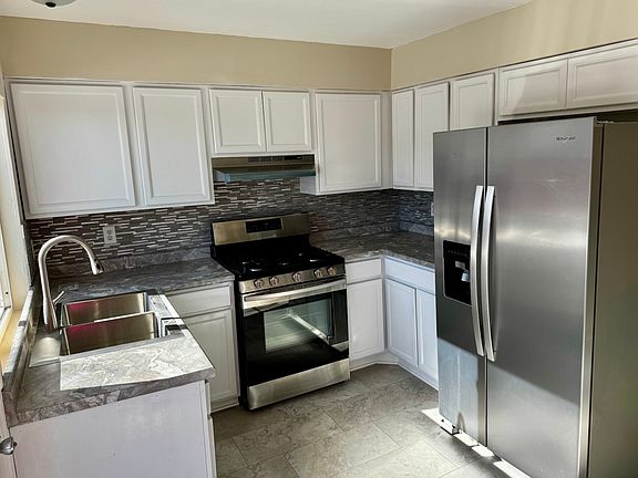 5th image of 405 Colony Ct