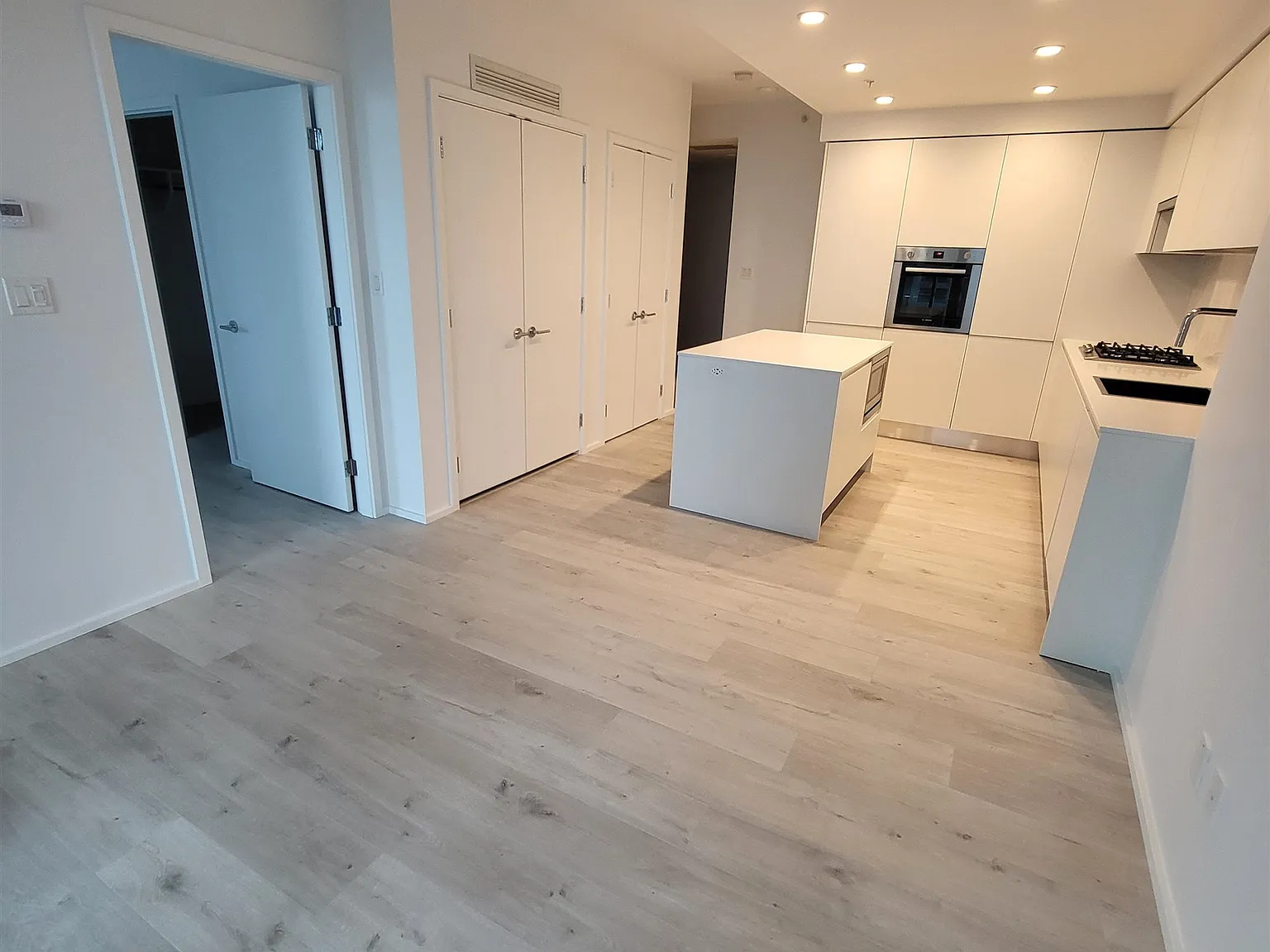 2 bed, 800 sqft, $2,700 — Photo 2