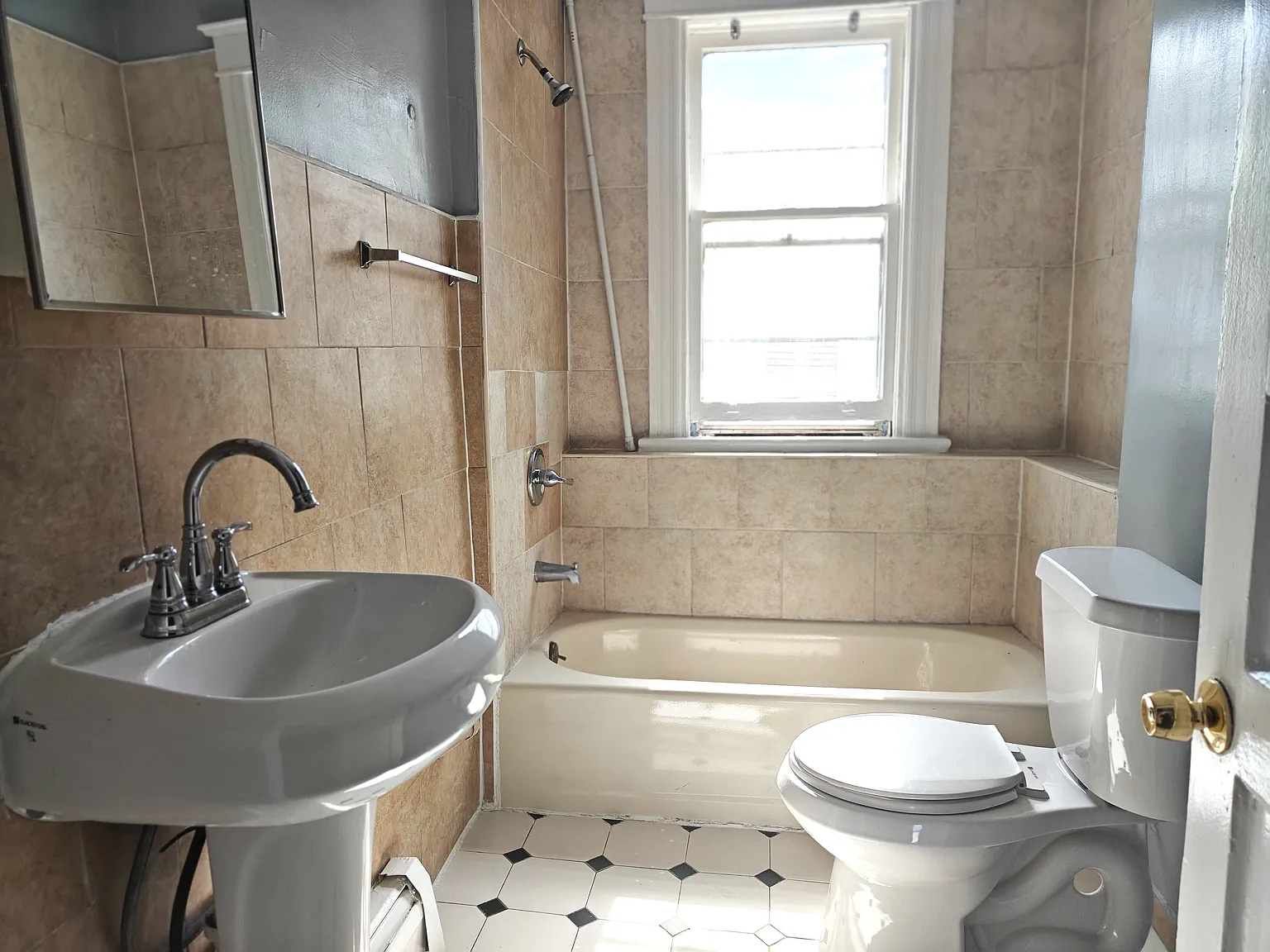 3 bed, 1136 sqft, $2,400 — Photo 1