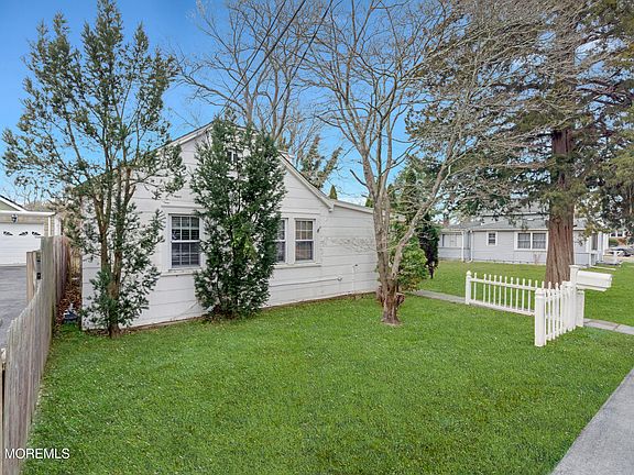 2nd image of 458 E End Avenue