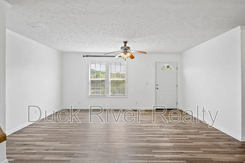 4 bed, 2.0 bath, 2310 sqft, $2,200 — Photo 4