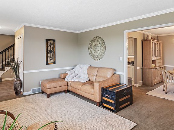 4th image of 557 S Moss Dr