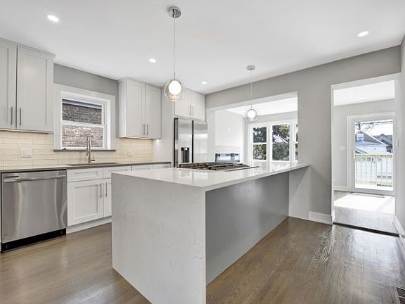4th image of 6111 W Gunnison St