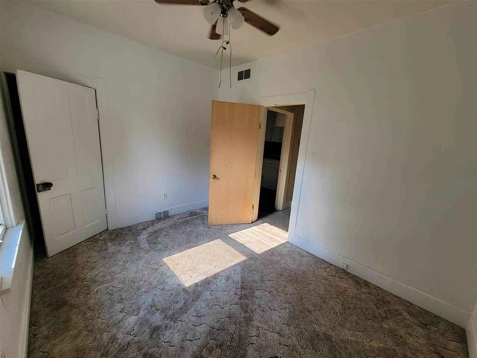 903 W 1st St — Photo 3