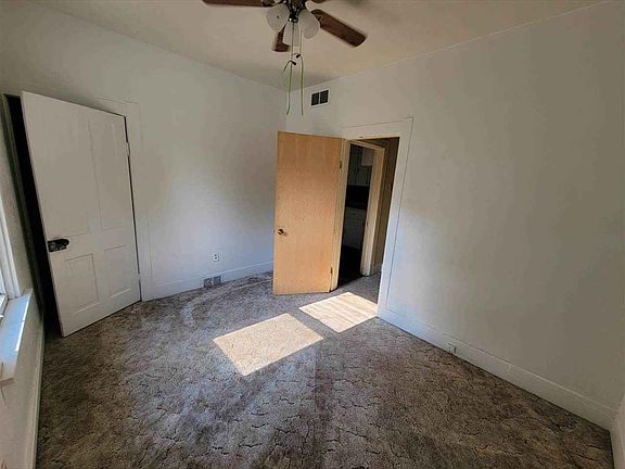 3rd image of 903 W 1st St