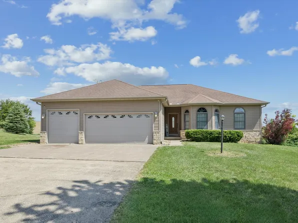3067 Valley View Ct, Clinton, IA 52732