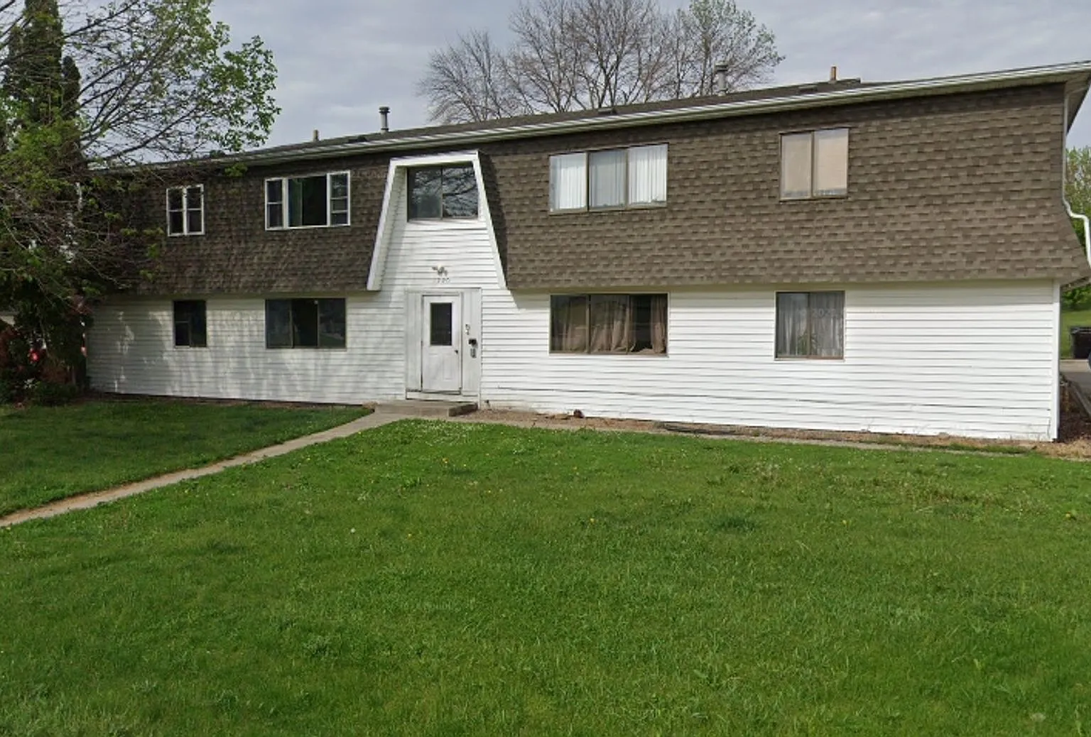 1220 Meadow Ln — Photo 2