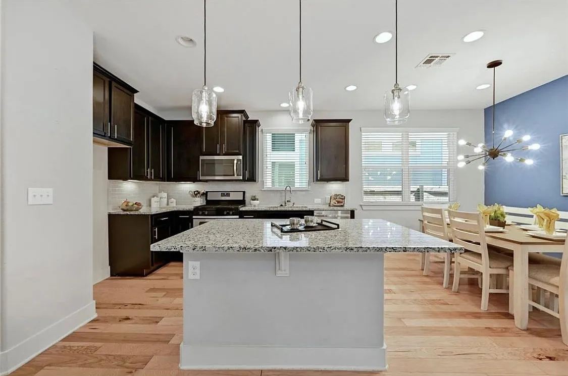 3 bed, 2.5 bath, 1723 sqft, $2,800 — Photo 2