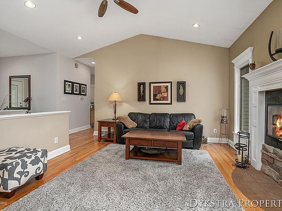 4th image of 5427 Pine Island Dr NE