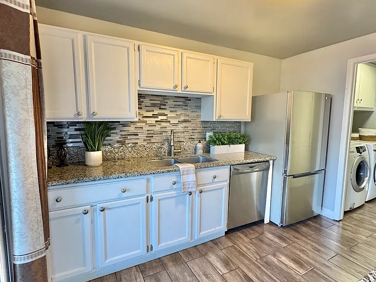 1601 London Cir — Photo 3