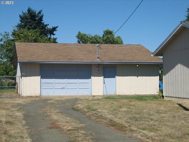 2nd image of 2250 SE Laura Ln