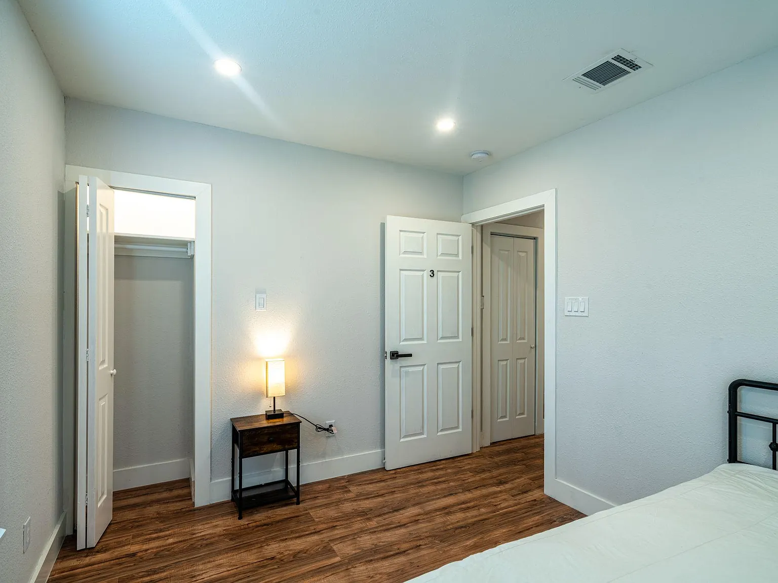 4 bed, 2.0 bath, 1000 sqft, $689 — Photo 2