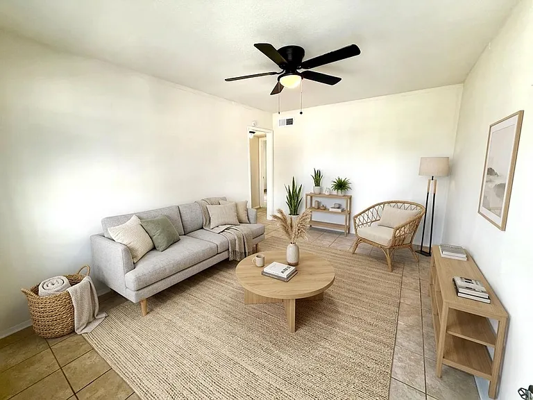 520 Prado St — Photo 3