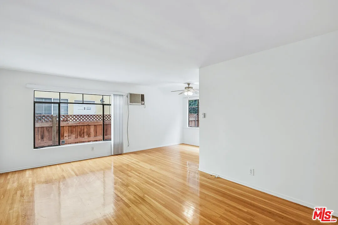 1058 S Wooster St — Photo 4