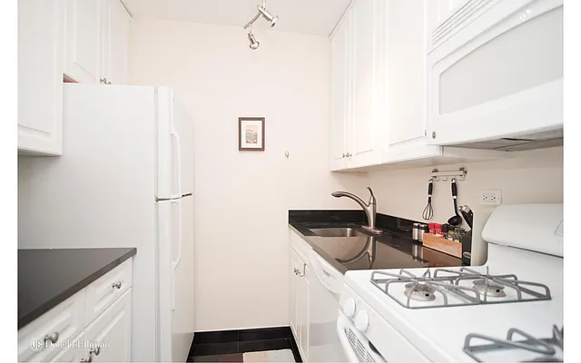 Rented by Douglas Elliman | media 21