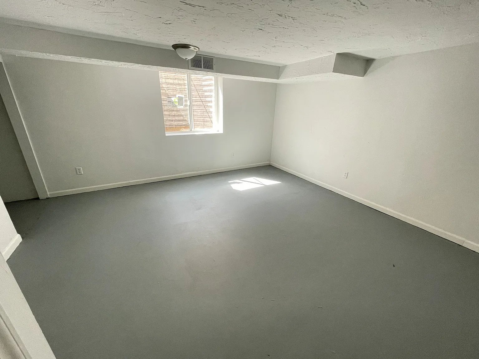 4 bed, 1.5 bath, 1608 sqft, $2,395 — Photo 4