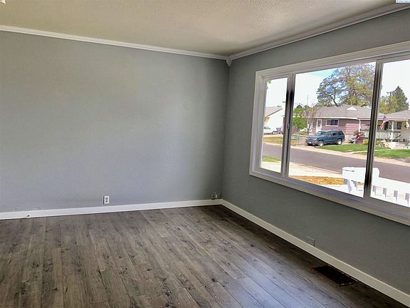 3rd image of 1923 Everest Ave