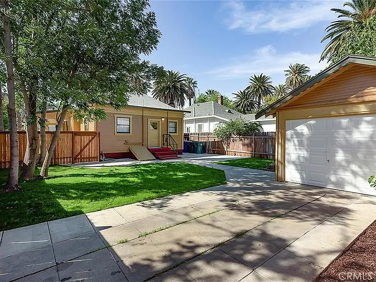3894 Pine St — Photo 3