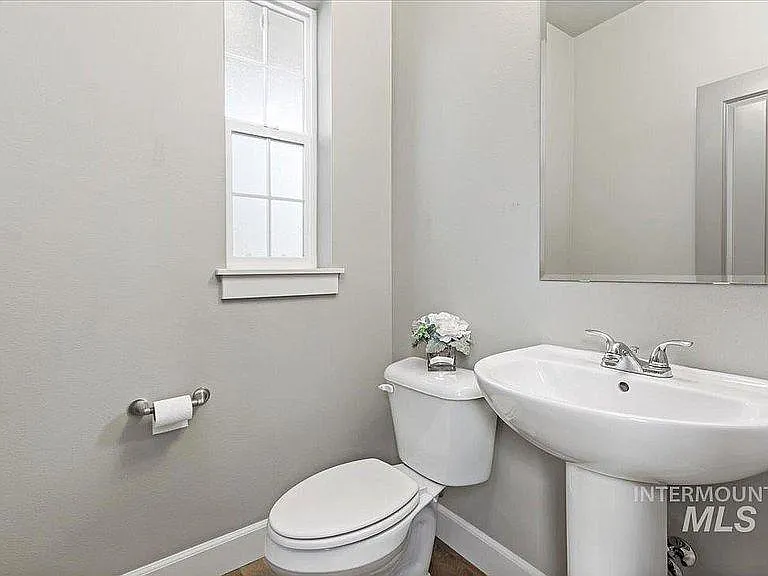 273 W Valentino St — Photo 22