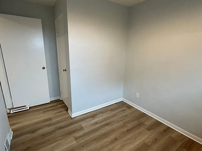 506 Crescent Boulevard Ext — Photo 32