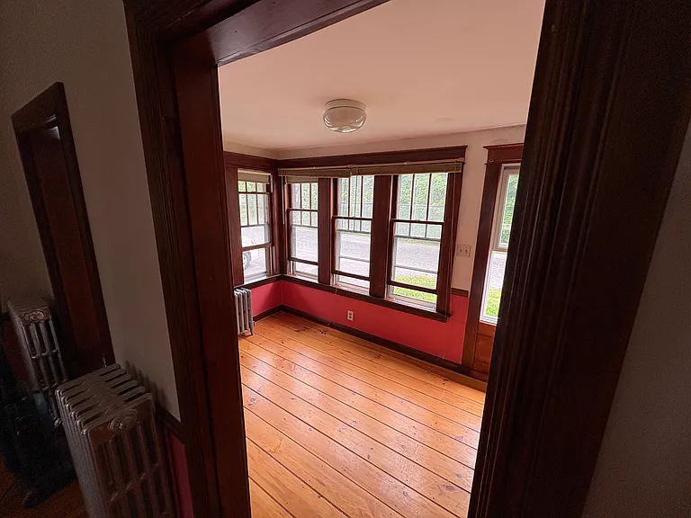 8 Maple St — Photo 2