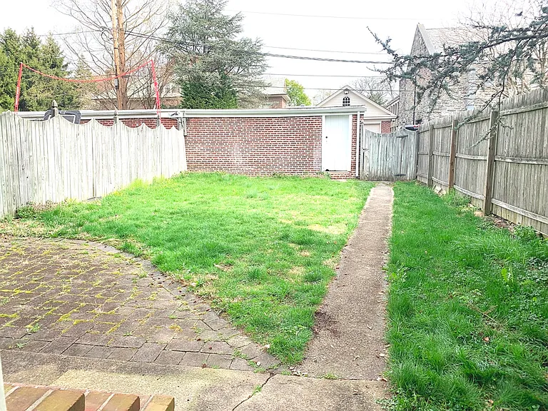 2413 W 16th St — Photo 23