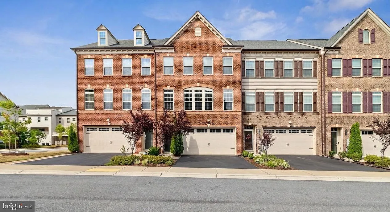 4 bed, 4.5 bath, 3000 sqft, $3,900 — Photo 1