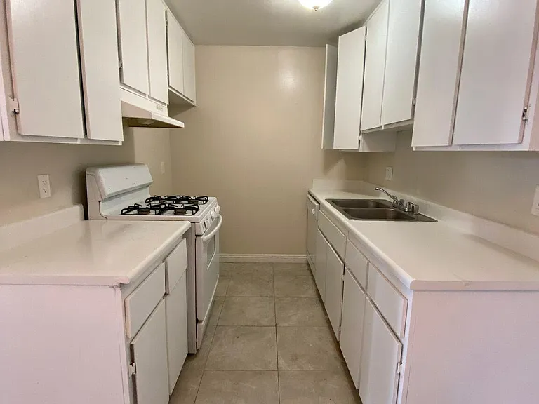 Segovia Apartments — Photo 5