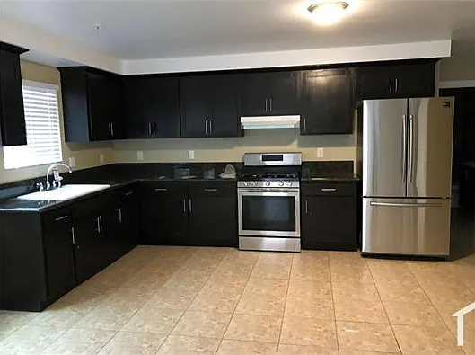 5 bed, 1950 sqft, $3,800 — Photo 2