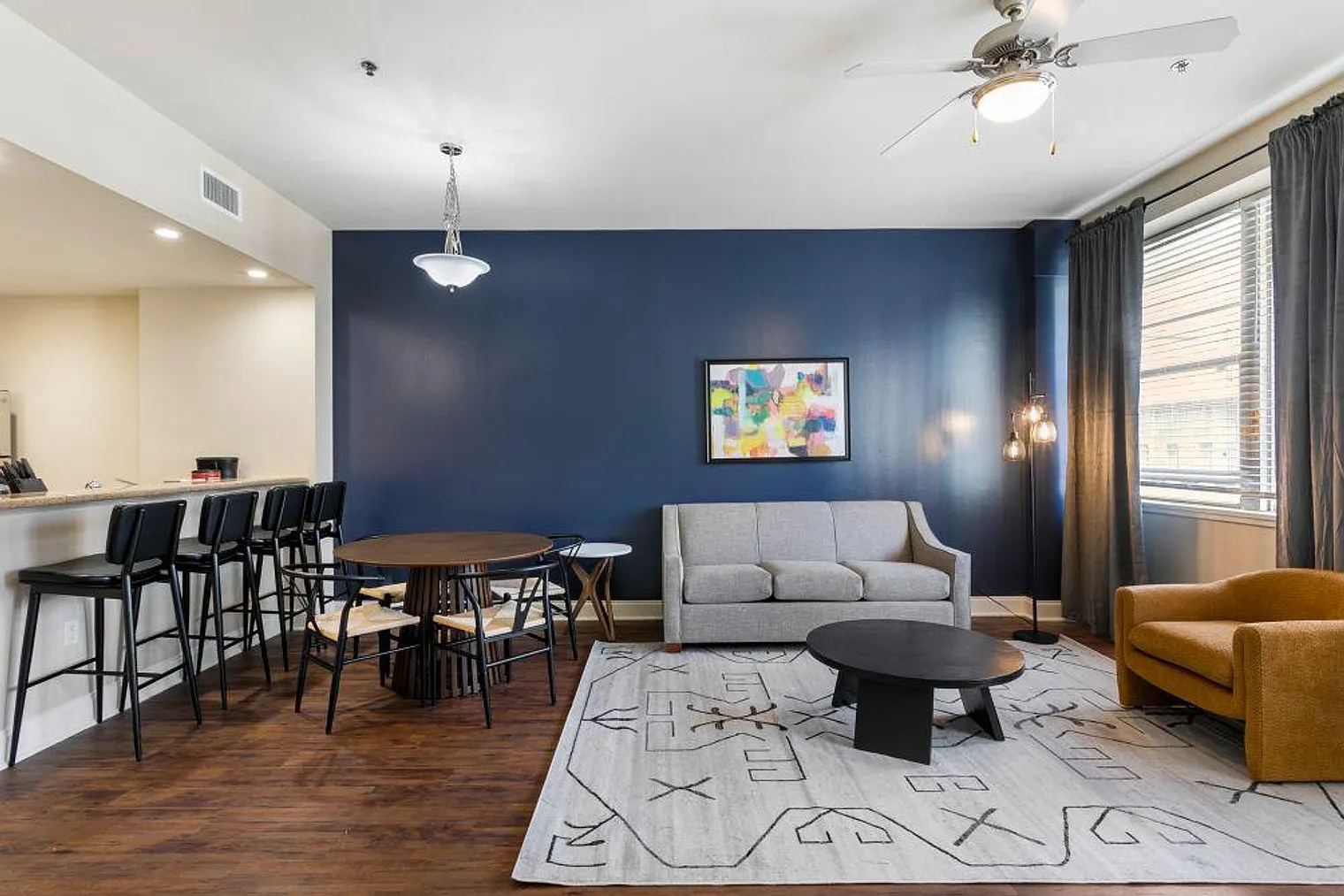 1 bed, 2.0 bath, 731 sqft, $4,678 — Photo 3