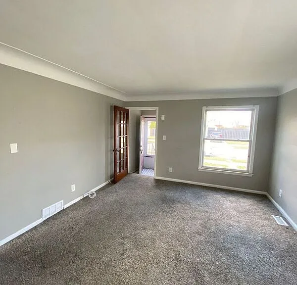 1537 Chandler Ave — Photo 2