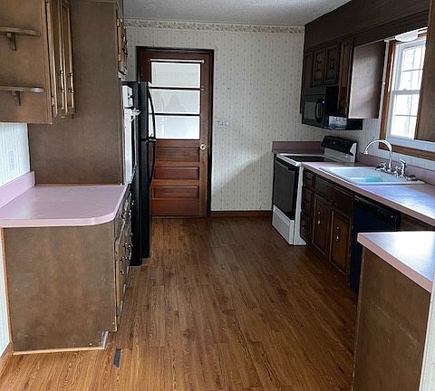 Kitchen -refrigerate, 2 stoves, microwave,dishwasher