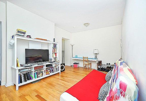3rd image of 300 Manhattan Ave APT 2B