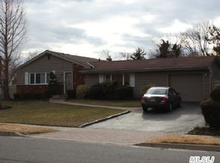 4 Starlight Dr, Commack, NY 11725
