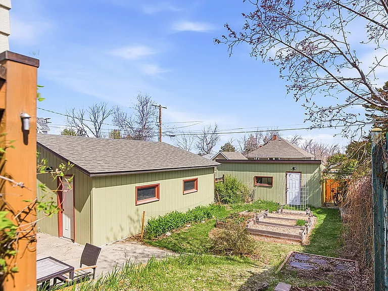 814 Stuart St — Photo 33