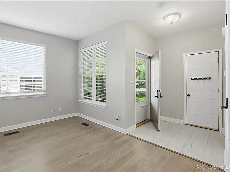 3044 Waters Edge Cir — Photo 17