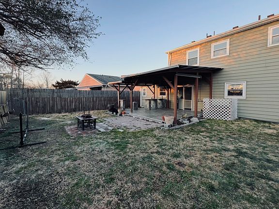 2nd image of 909 Woodhue Ct