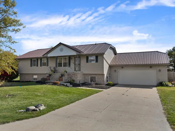 9 Nightingale Cir, Camargo, IL 61919