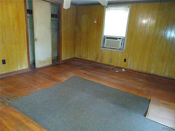 2nd image of 4014 13th St NE