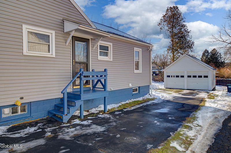 5th image of 92 Maple Avenue