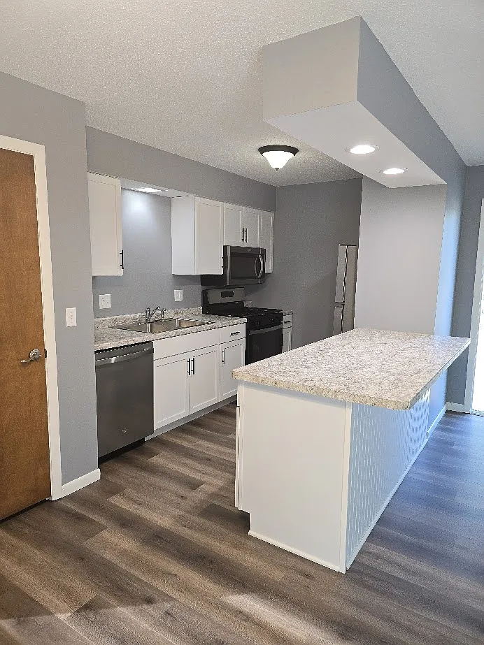 2 bed, 950 sqft, $1,300 — Photo 2